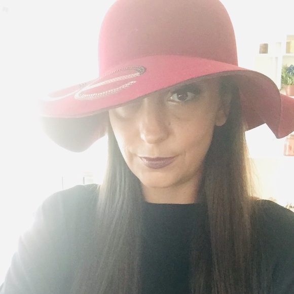 Meet your Posher, Tiffany - Picture 1 of 16